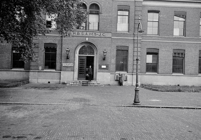 853229 Gezicht op de voorgevel van de als postkantoor in gebruik zijnde Gemeentelijke Hogere Burgerschool A ...